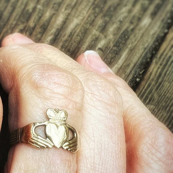 Vintage genuine 9 kt gold Claggaugh Irish Wedding Ring Size 5 - Picture 9 of 9